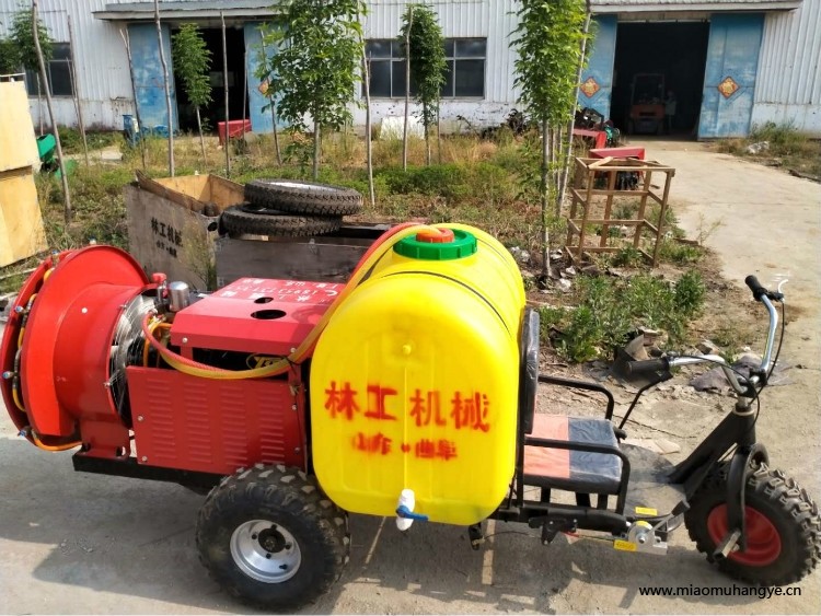 日照梨園10馬力柴油風冷自走式三輪打藥機   乘坐式三輪打藥機